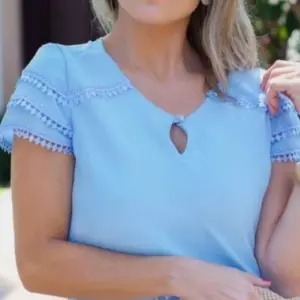 Blusa Feminina de Manga Curta com Detalhe de Renda Elegante